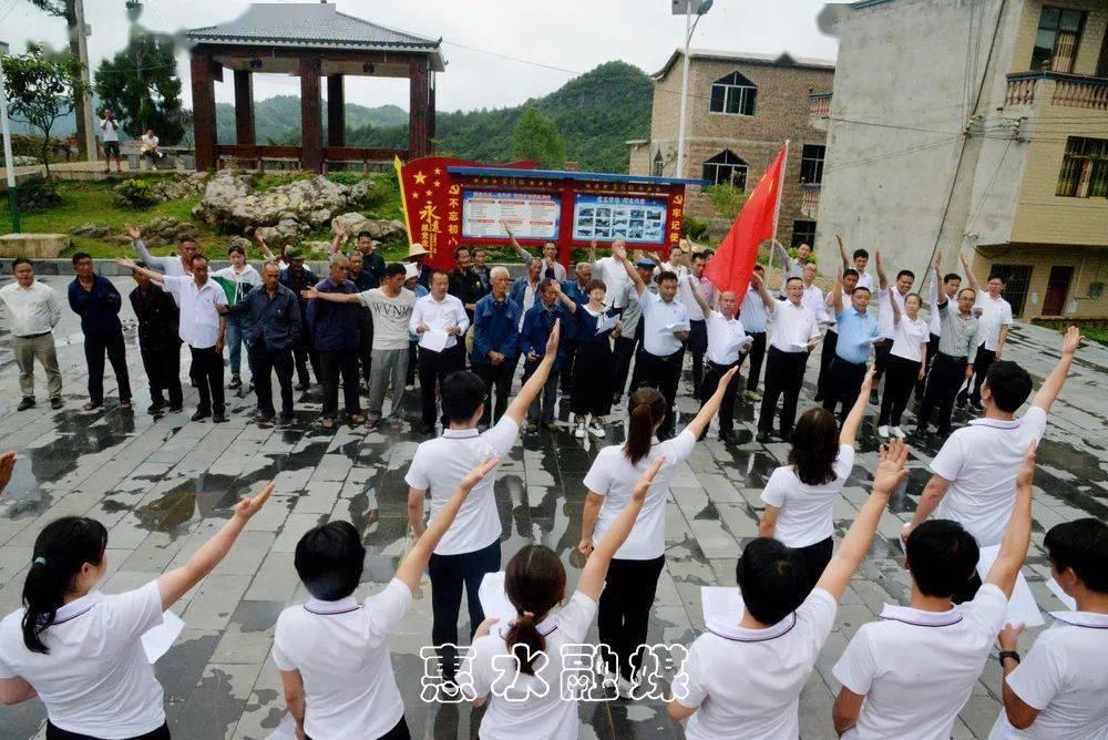 痛心！7岁男孩遭旅游大巴车碾压身亡，当地多部门介入