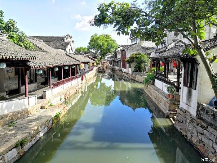 少女斯嘉丽不满心爱之人和表妹媚兰结婚,赌气中嫁给了媚兰的哥哥